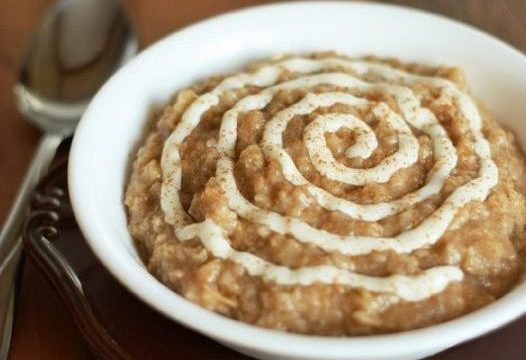HEALTHY CINNAMON ROLL OVERNIGHT OATS