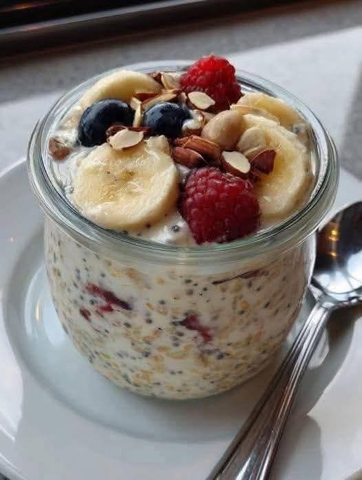 Creamy Sugar-Free Overnight Oats with Banana & Berries